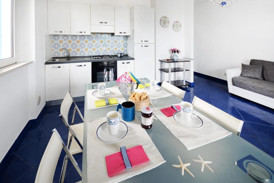 Coffee/tea facilities, Kitchen or kitchenette, Living room, Dining area