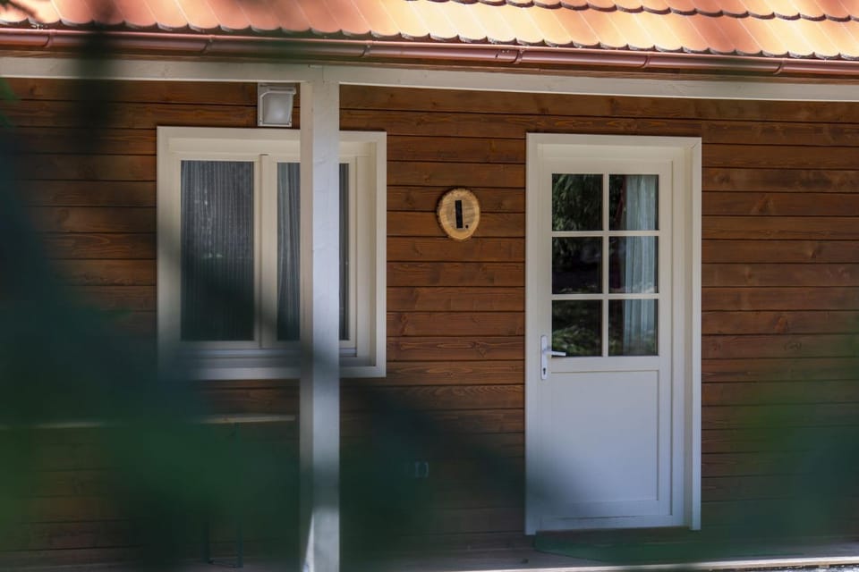 Shower, Facade/entrance, Natural landscape, Children play ground, Hot Tub, Bathroom, Living room, Parking, kitchen
