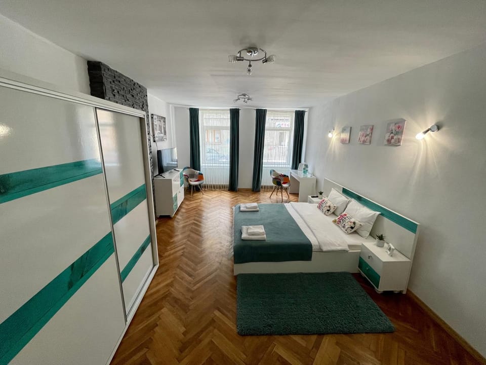 Bed, TV and multimedia, Photo of the whole room, Bedroom