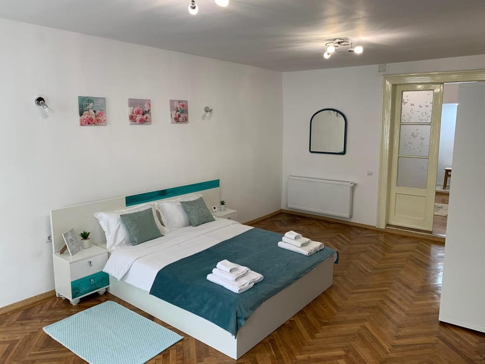 Bed, Photo of the whole room, Bedroom, towels