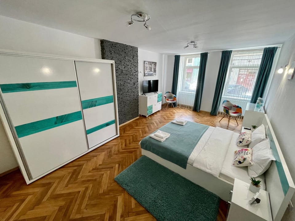 Bed, TV and multimedia, Photo of the whole room, Bedroom