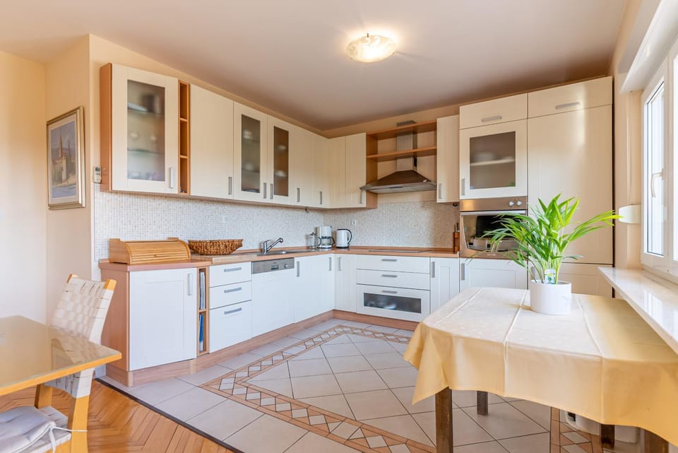 Kitchen or kitchenette, Communal kitchen