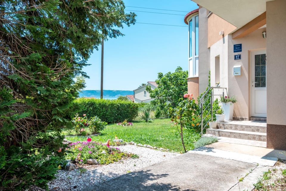 Property building, Spring, Day, Natural landscape, Garden, Garden view, Sea view