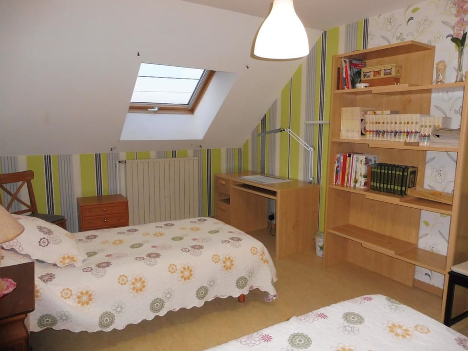 Photo of the whole room, Bedroom