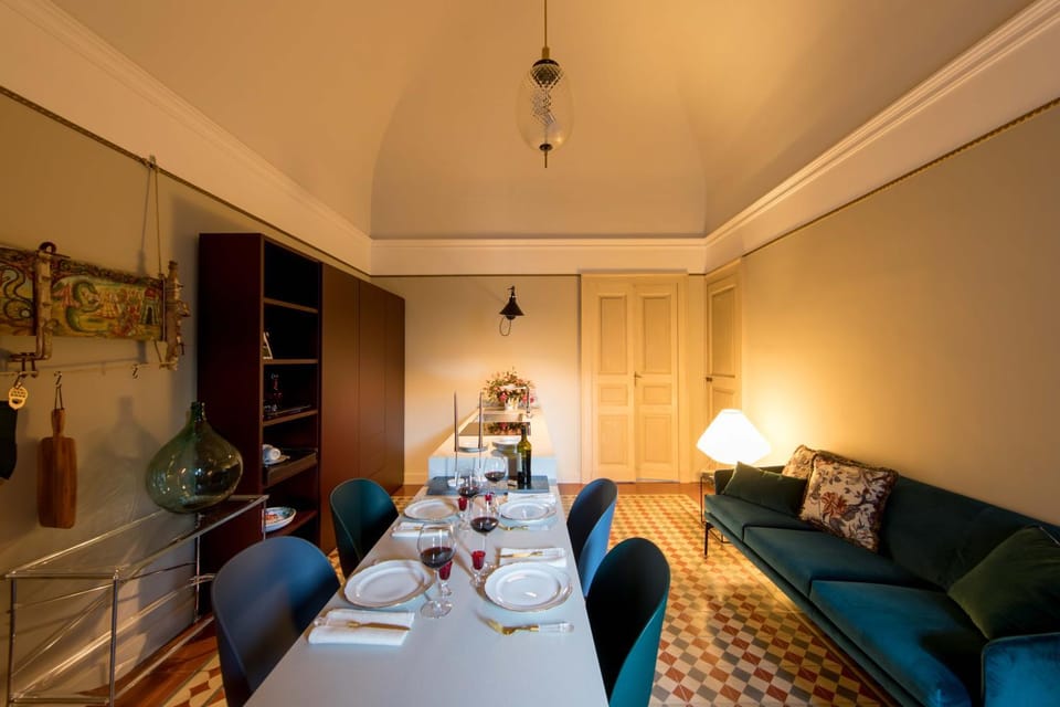 Coffee/tea facilities, Kitchen or kitchenette, Living room, Seating area, Dining area, Inner courtyard view