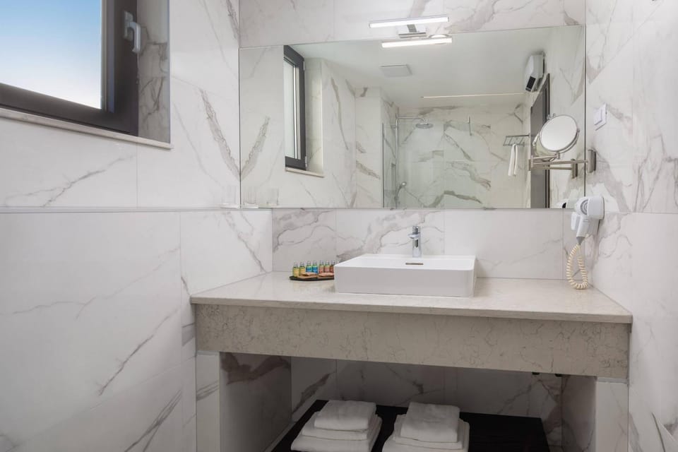 Shower, Day, Bathroom