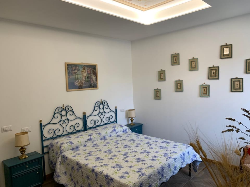 Bed, Photo of the whole room, Decorative detail, Bedroom, air conditioner