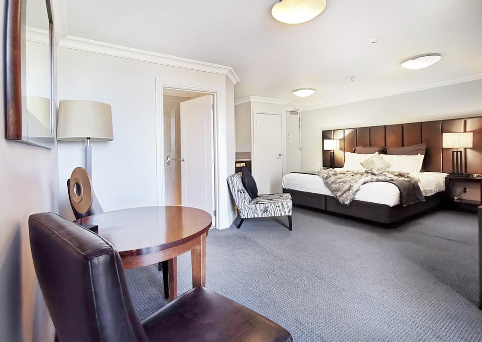 Bed, TV and multimedia, Living room, Photo of the whole room, Seating area, Bedroom