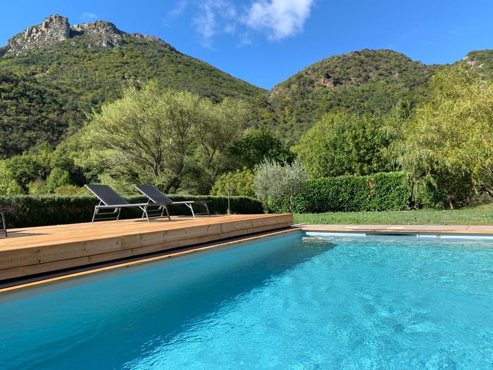 Swimming pool, sunbed