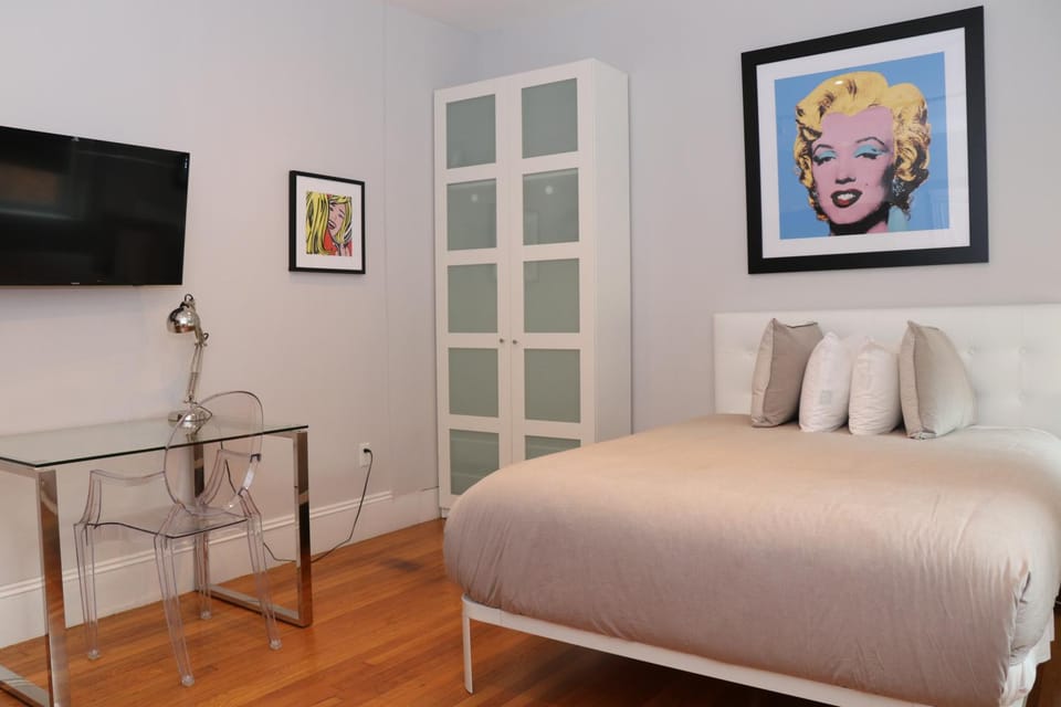 Bed, TV and multimedia, Bedroom