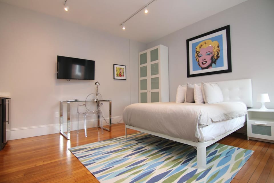 Bed, Seating area, Bedroom