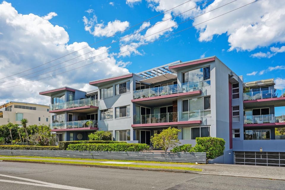 Reflections G01 Absolute Lakefront Luxury Walk to Town Apartment in Forster