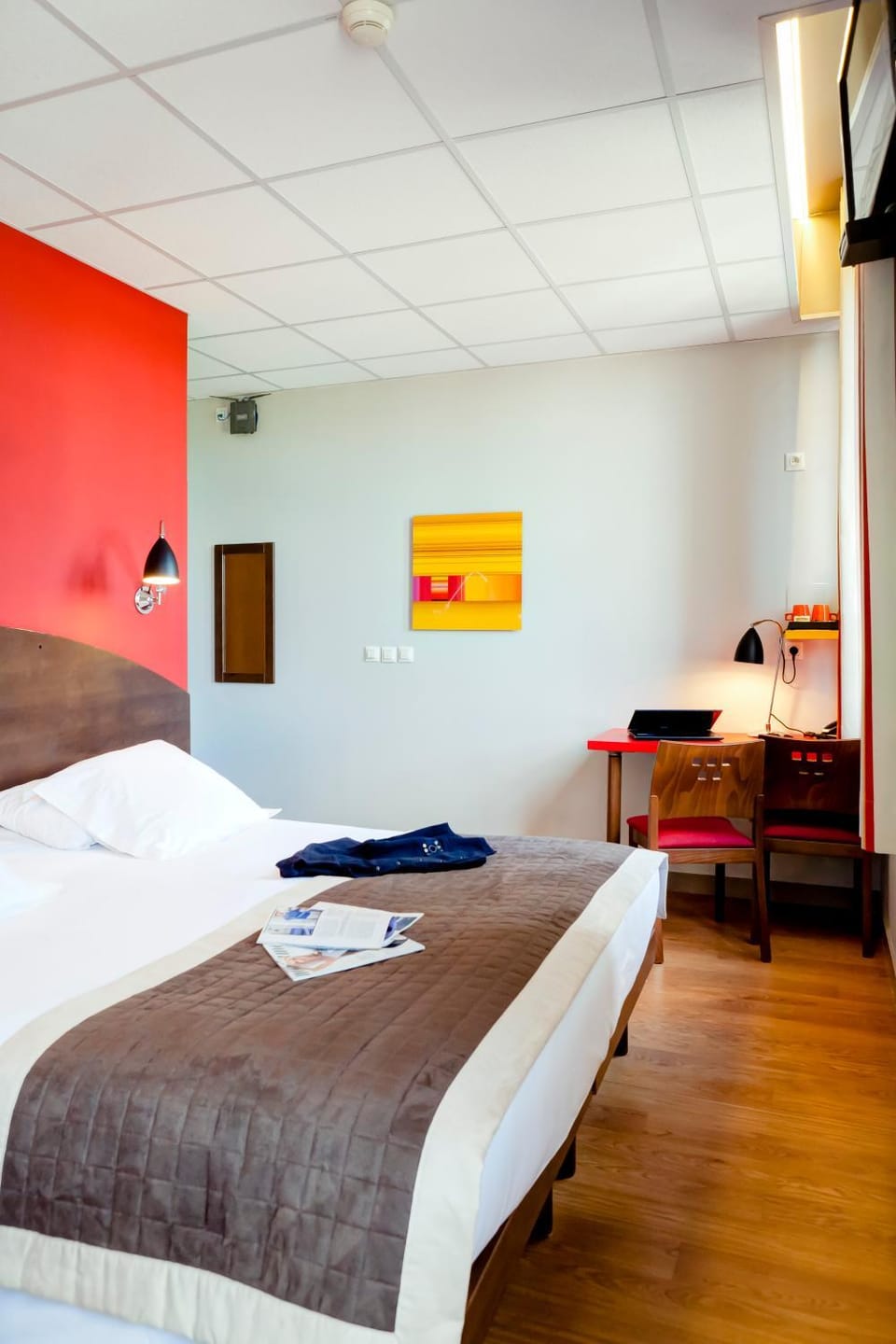 Photo of the whole room, Bedroom