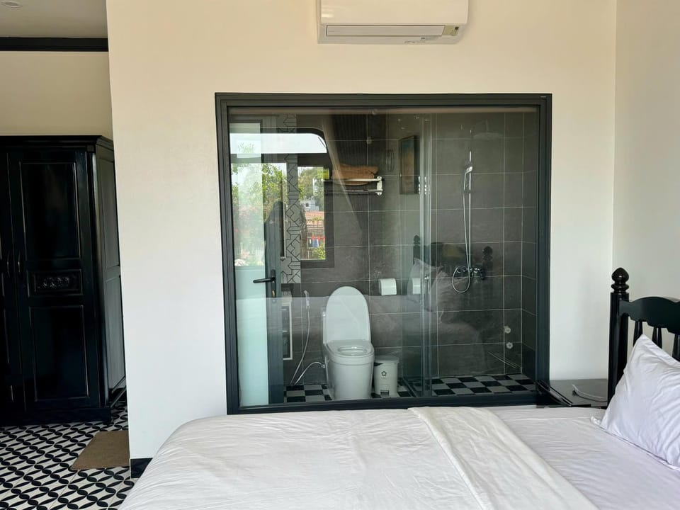 Bed, Bathroom