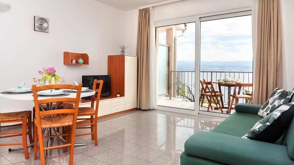 Living room, Dining area, Sea view