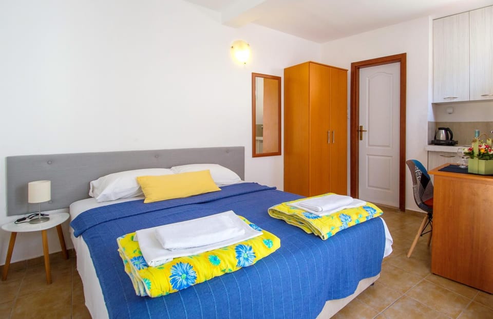 Bed, Day, Winter, Kitchen or kitchenette, Photo of the whole room, Bedroom, On site