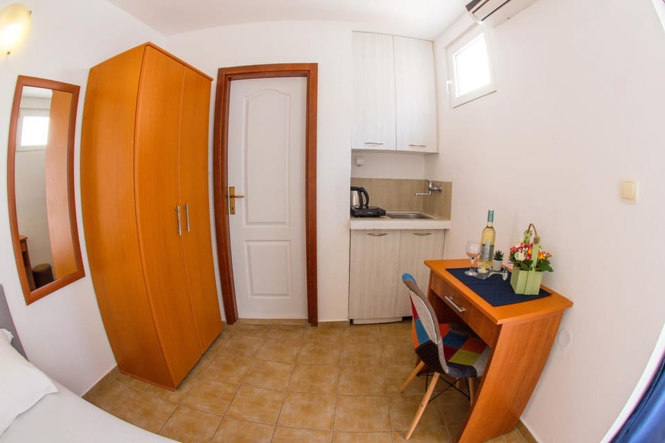 Day, Winter, Coffee/tea facilities, Kitchen or kitchenette, Dining area, On site
