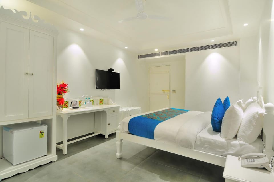 Bed, TV and multimedia, Photo of the whole room, Bedroom, towels, wardrobe, air conditioner