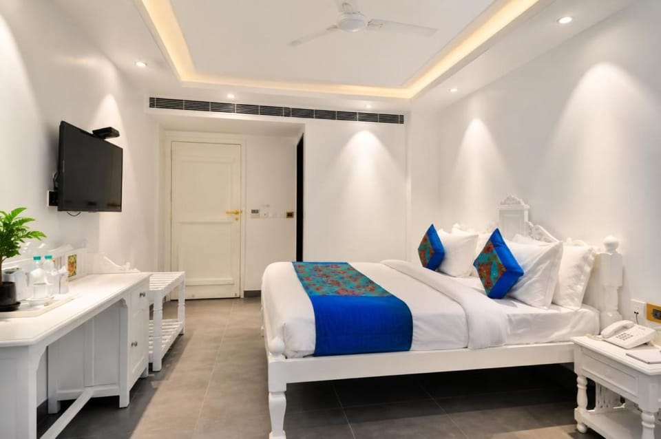 Bed, TV and multimedia, Photo of the whole room, Bedroom, wardrobe
