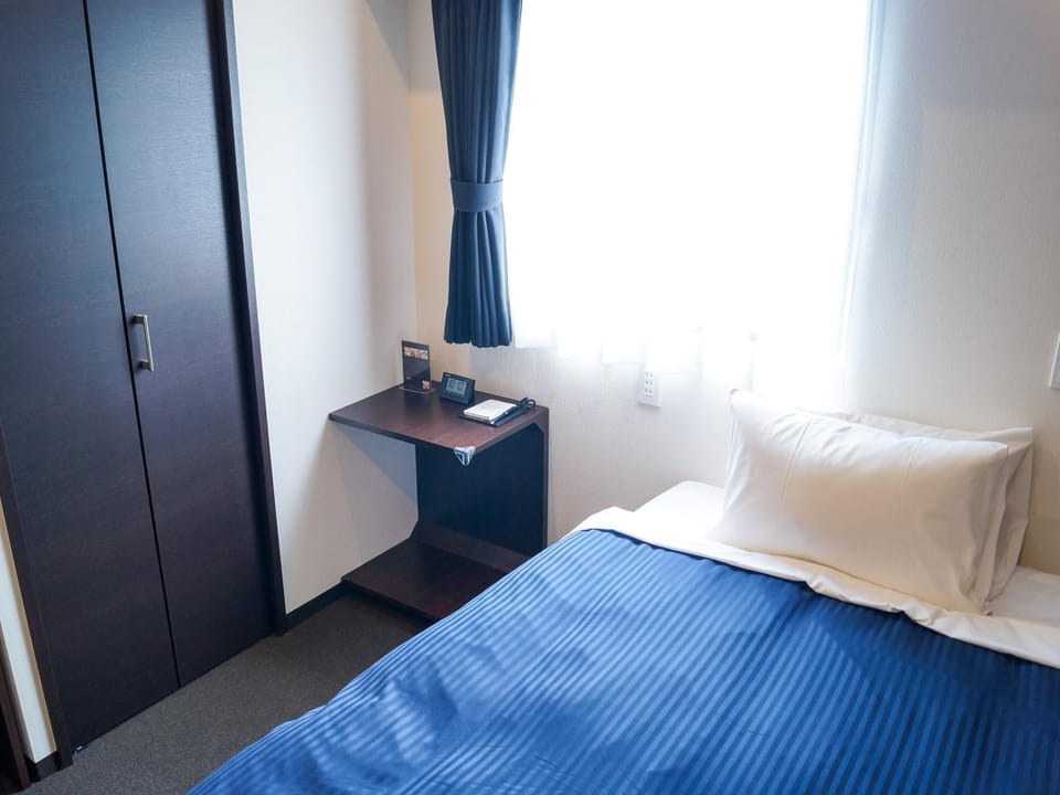 Bed, Photo of the whole room, hair dresser