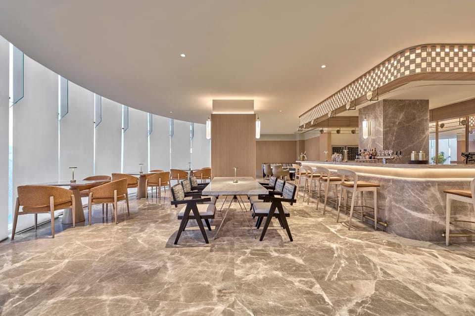 Restaurant/places to eat, Lounge or bar