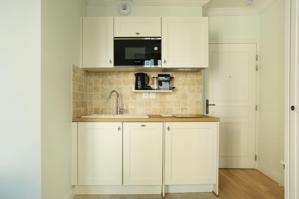 Coffee/tea facilities, Kitchen or kitchenette, minibar, stove
