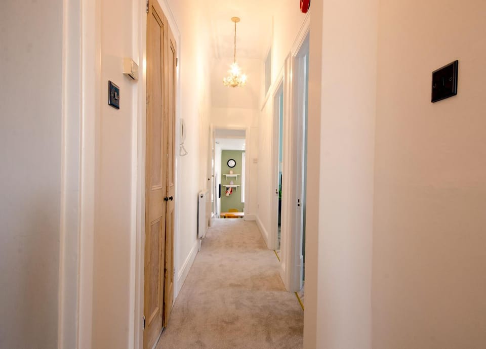 Seaview Mansion Apartment - Central Hove with PARKING Apartment in Hove