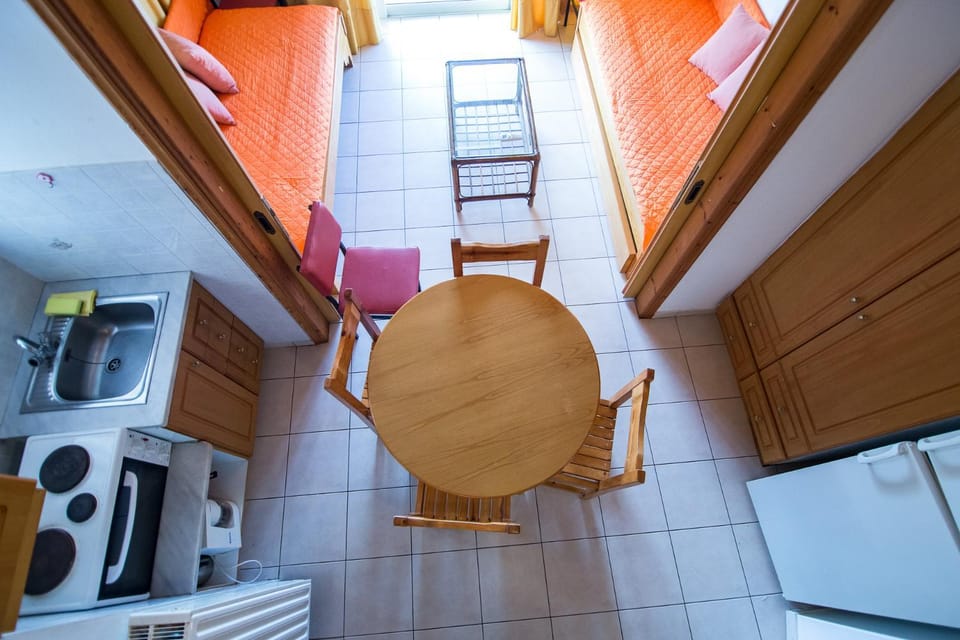 Kitchen or kitchenette, Seating area