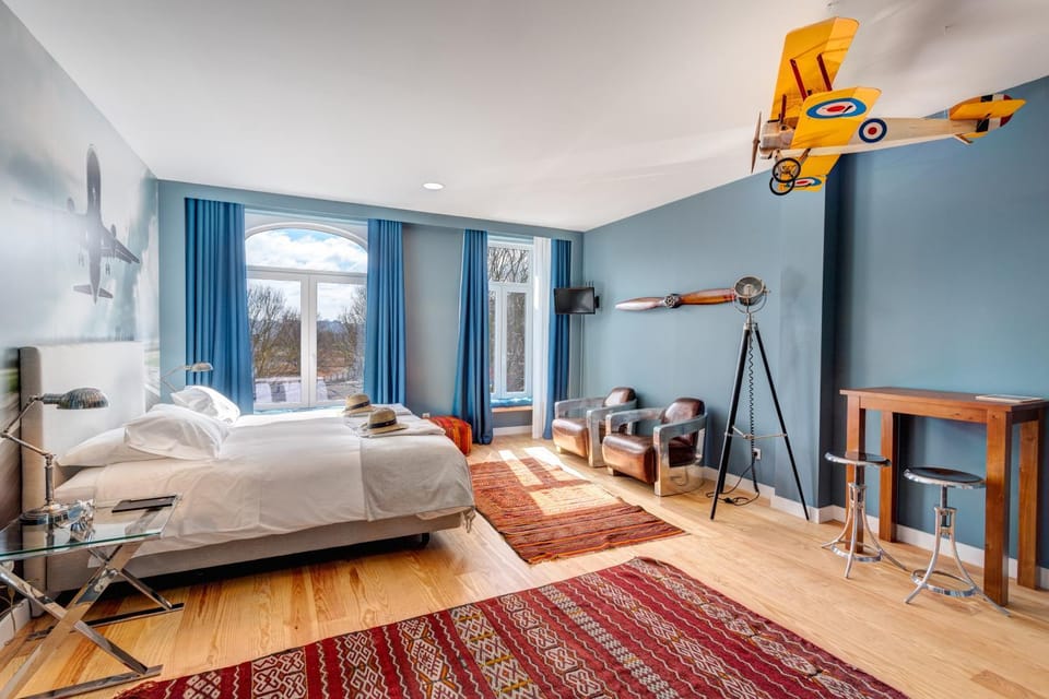 Photo of the whole room, Bedroom