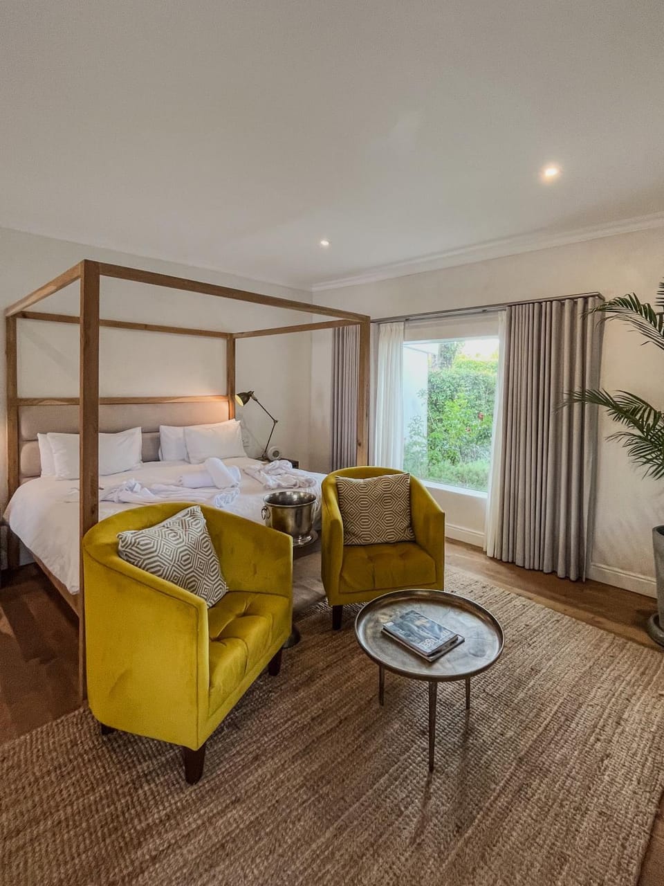 Bed, Photo of the whole room, Seating area, Bedroom