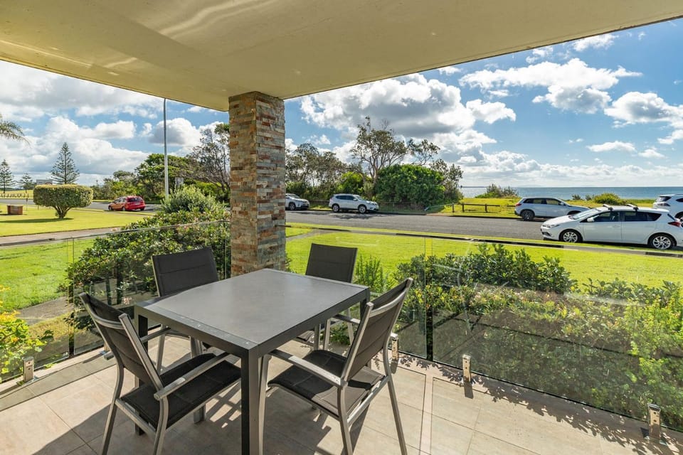 Sandpebbles 1 Pebbly Beach Apartment in Forster