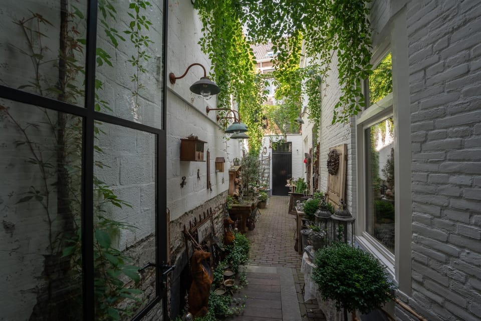 Facade/entrance, Neighbourhood