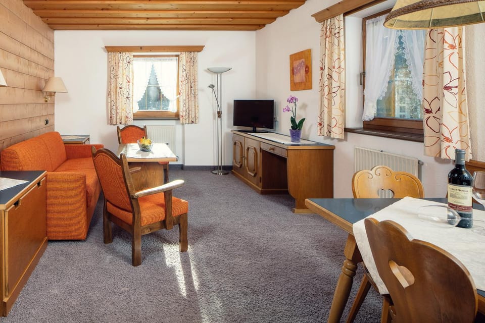 Bed, TV and multimedia, Living room, Seating area, Dining area