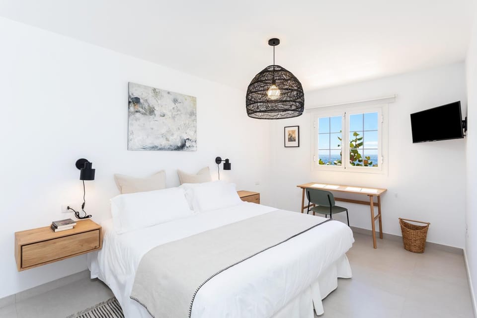 TV and multimedia, Bedroom, Pool view, Sea view