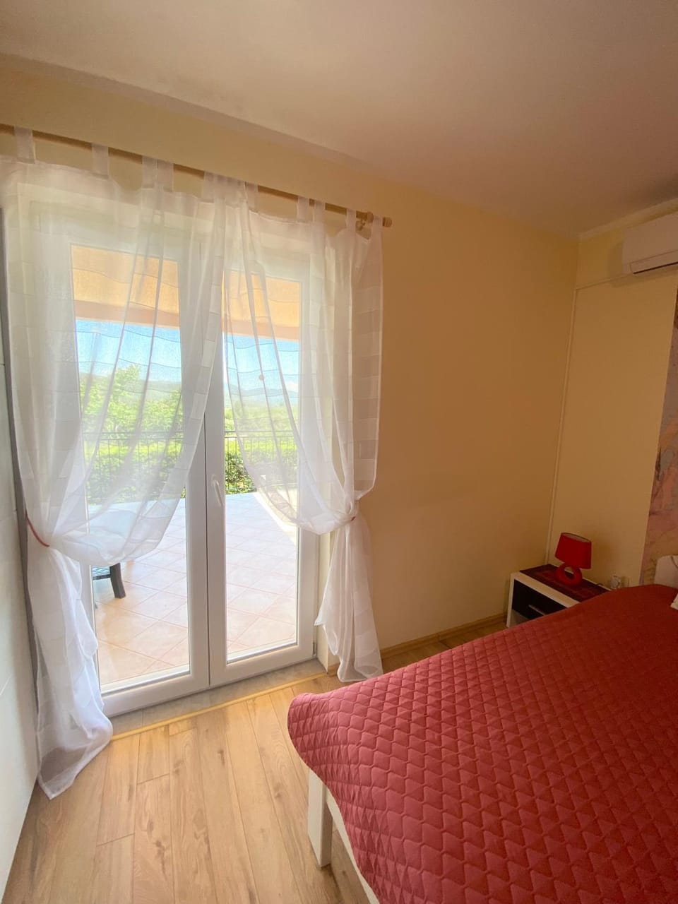 Property building, Decorative detail, Bedroom