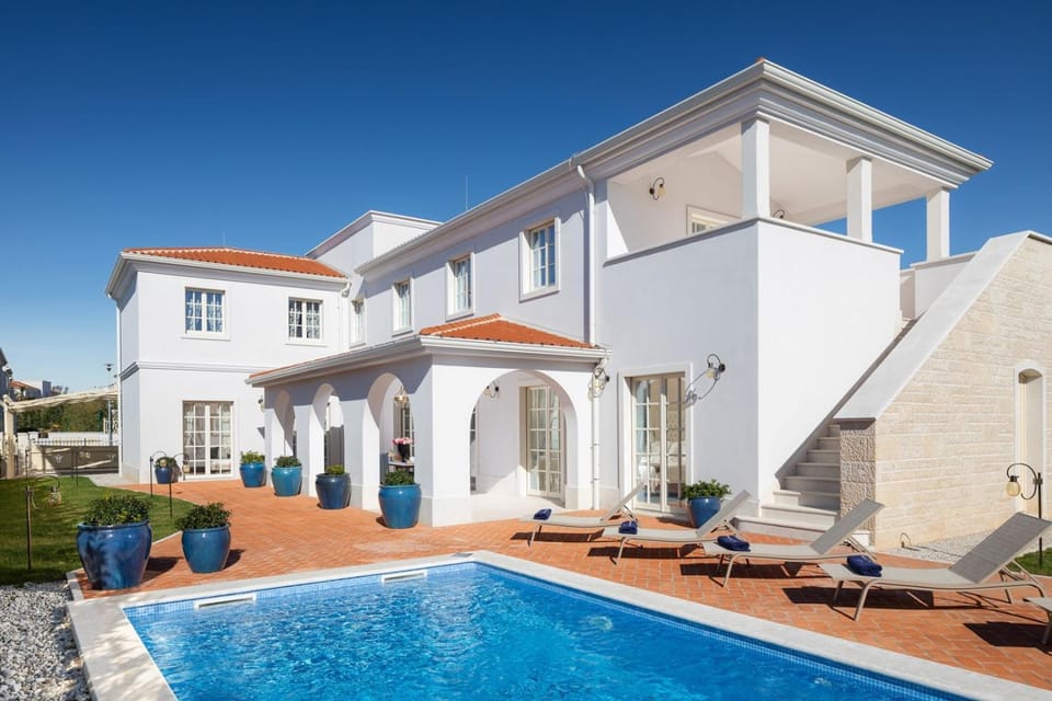 Property building, Pool view, Swimming pool, sunbed