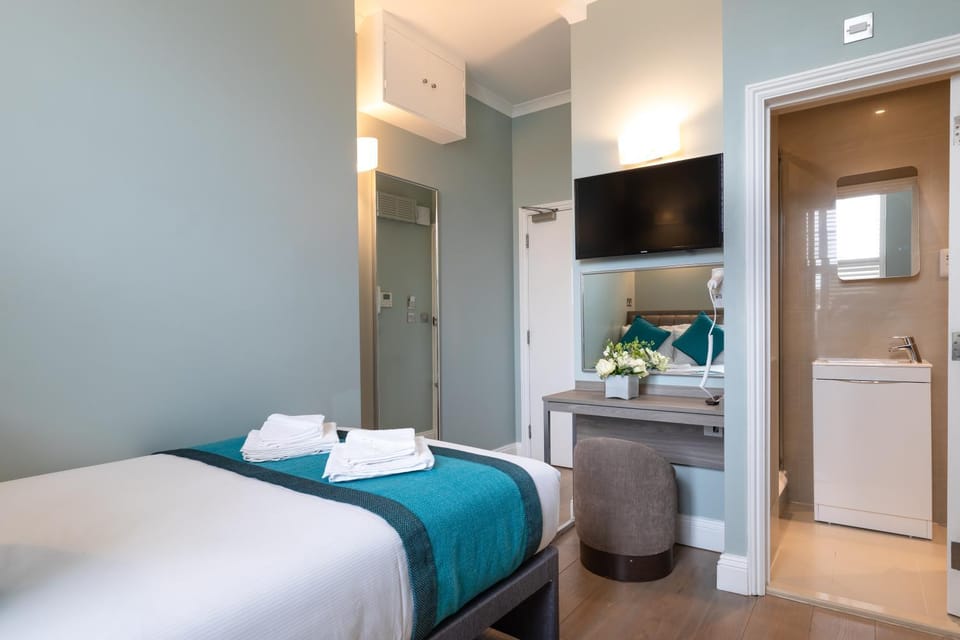 Bed, Bathroom, TV and multimedia, Photo of the whole room, Bedroom