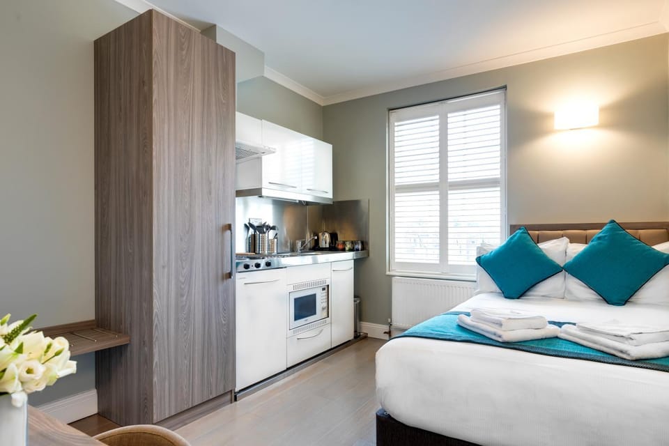 Day, Coffee/tea facilities, Kitchen or kitchenette, Photo of the whole room, Bedroom, minibar, wardrobe