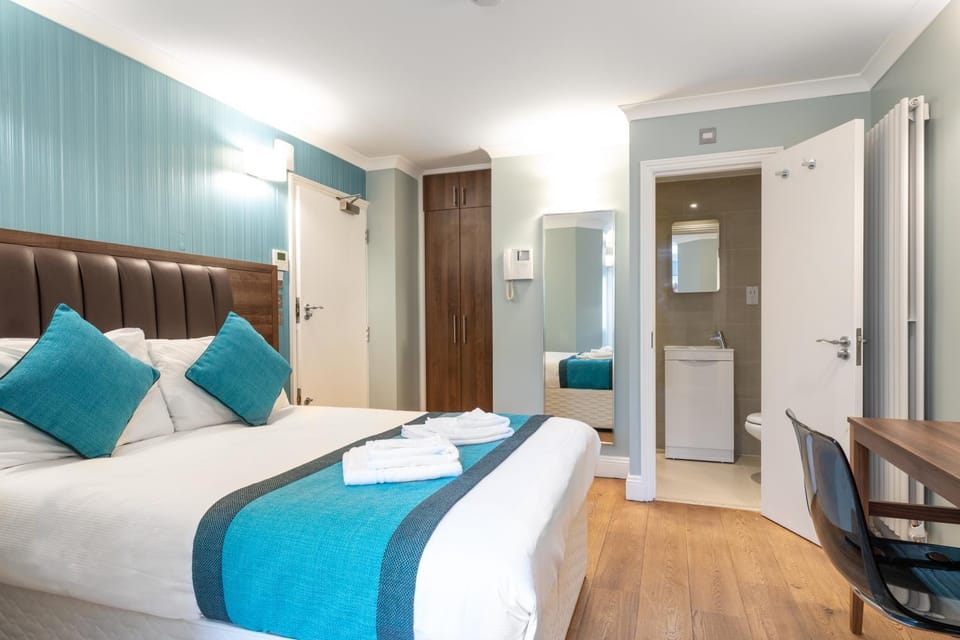 Toilet, Bed, Bathroom, Photo of the whole room, Bedroom