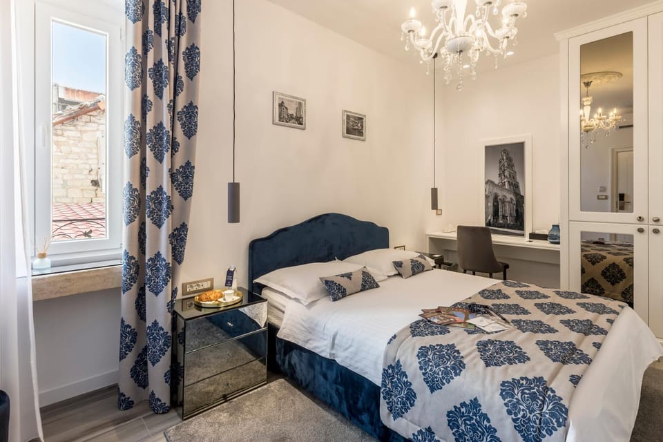 Bed, Seating area