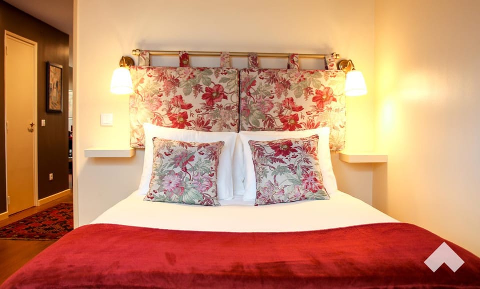 Property building, Bed, Bedroom
