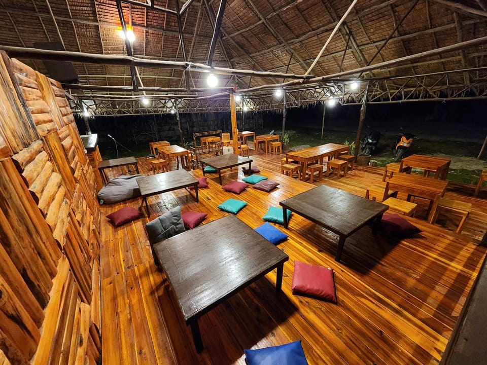 Restaurant/places to eat, Living room