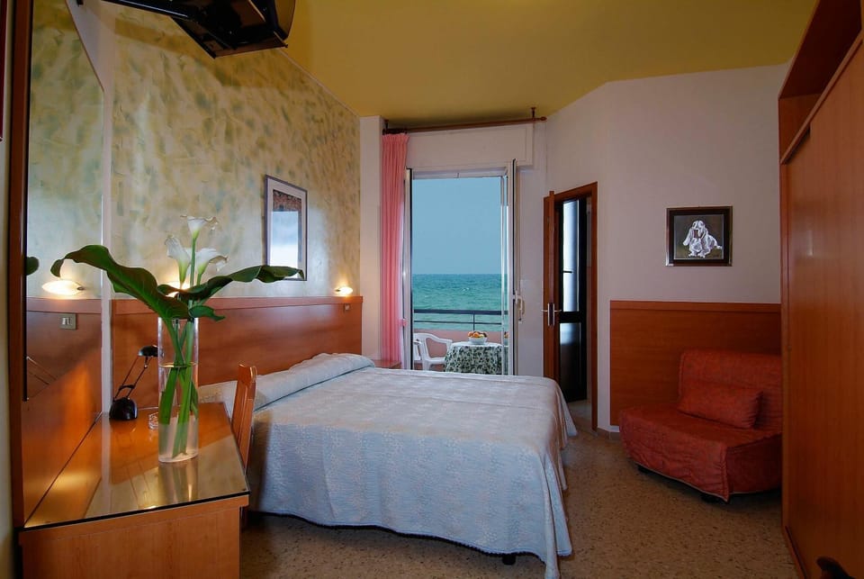Photo of the whole room, Sea view