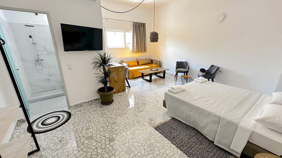 Bed, TV and multimedia, Photo of the whole room, Seating area, hair dresser