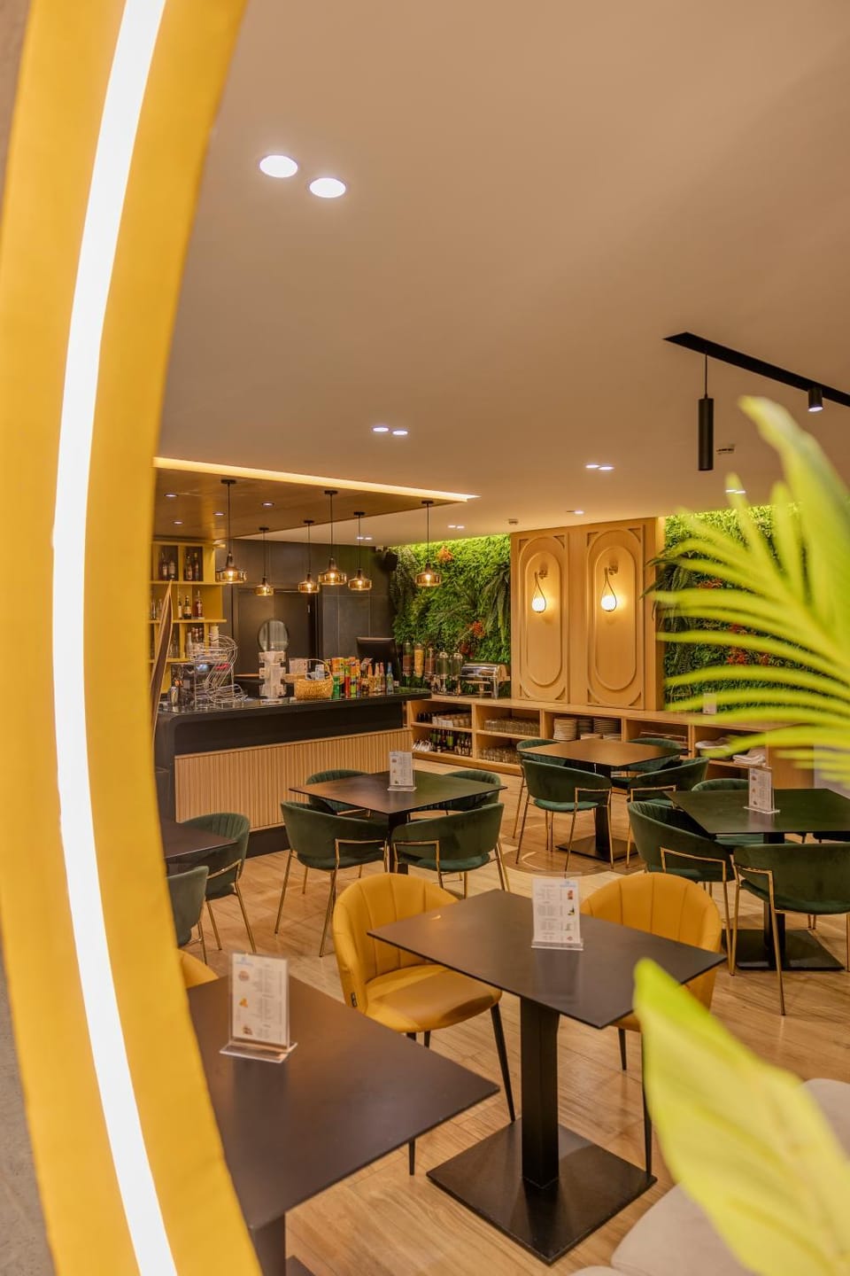 Restaurant/places to eat, Seating area, Breakfast
