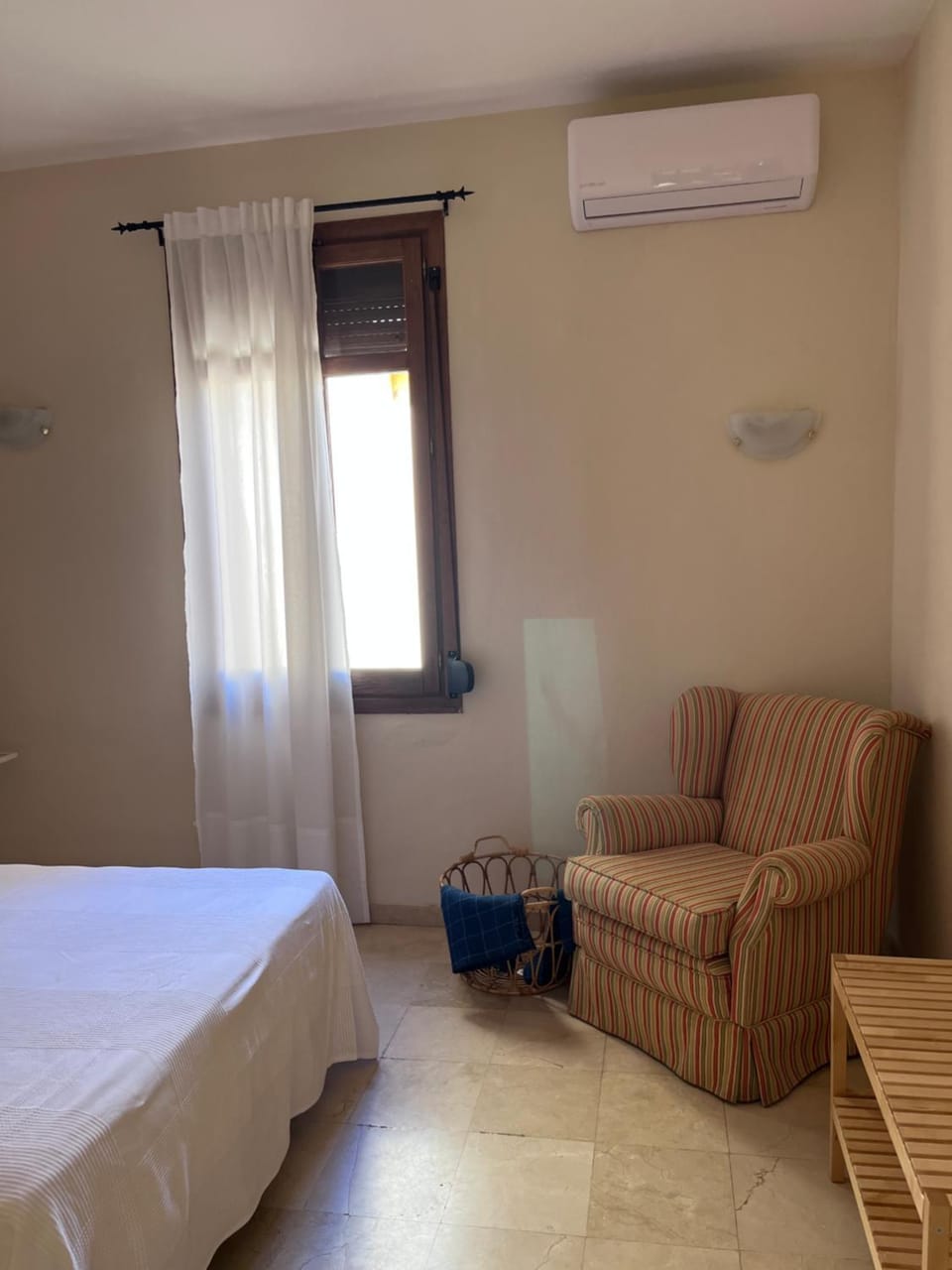 Bed, Bedroom, air conditioner