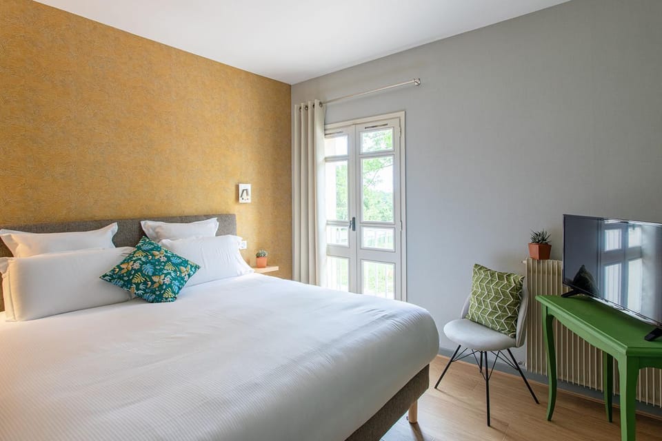 Bed, TV and multimedia, Photo of the whole room, Bedroom