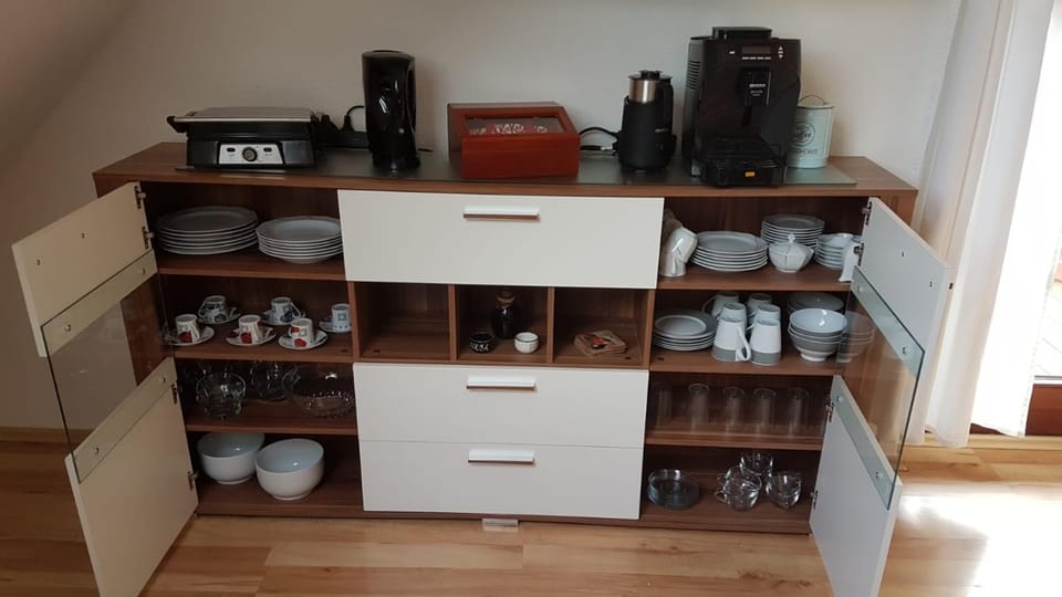 Coffee/tea facilities, Decorative detail, Dining area