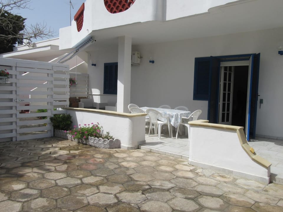 Property building, Patio, Facade/entrance