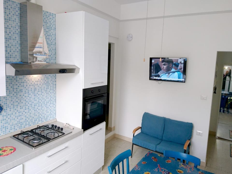 Dining area, Lunch, stove, kitchen